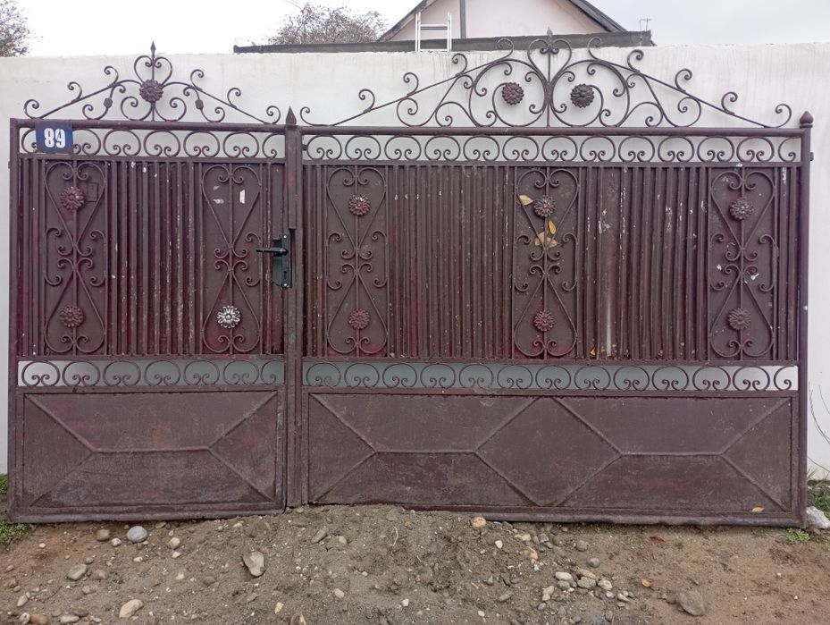 Porți vechi din fier brut