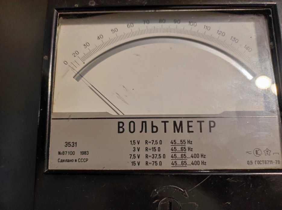Продава се руски стрелкови лабораторен волтметър Э531