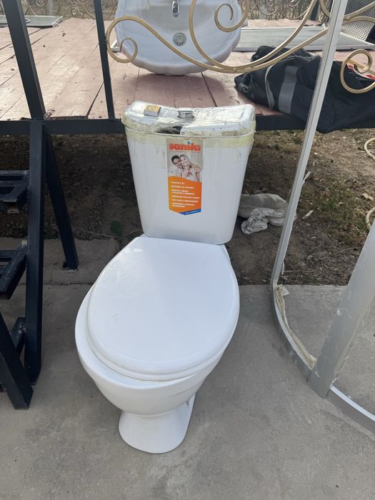 Унитаз и раковина у раковины есть ножка