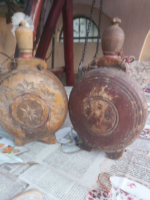 Plosti confecționate din lemn masiv sculptate manual