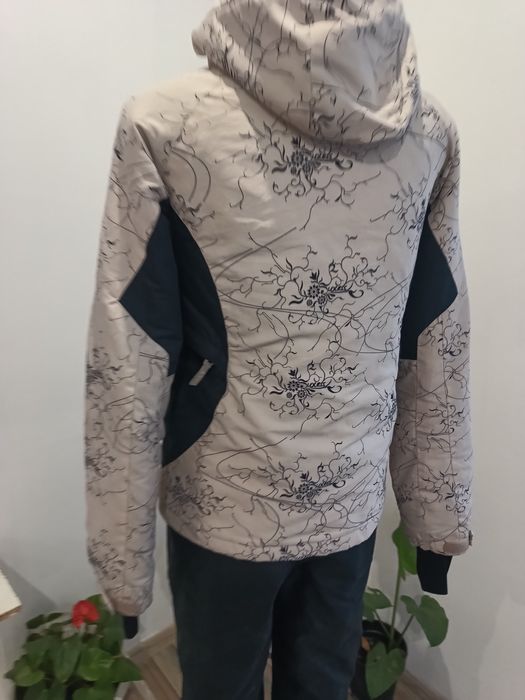 Дамска ски екипировка като нова; долнището е на марката Obermeyer, яке