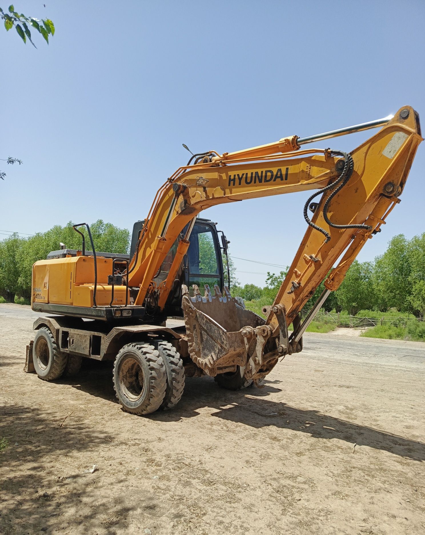 Ekskavator Hyundai 1400 qora bosh