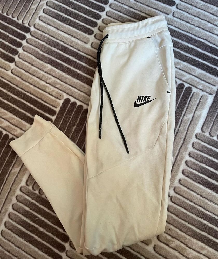 Оригинално долнище Nike Tech Fleece