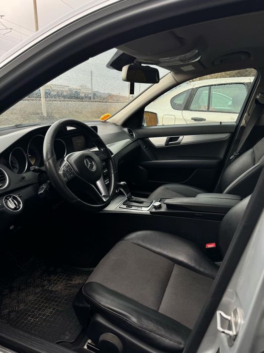 Vând Mercedes-Benz C