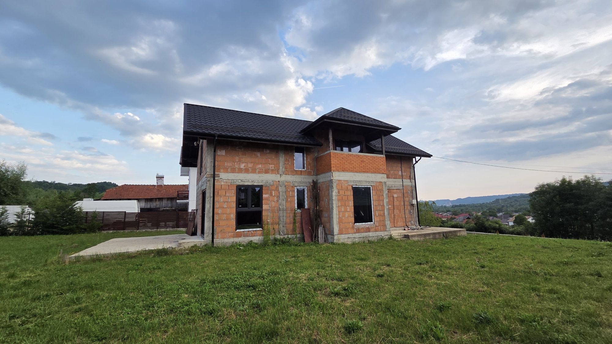 Casa de vânzare cu 2000m patrati livada