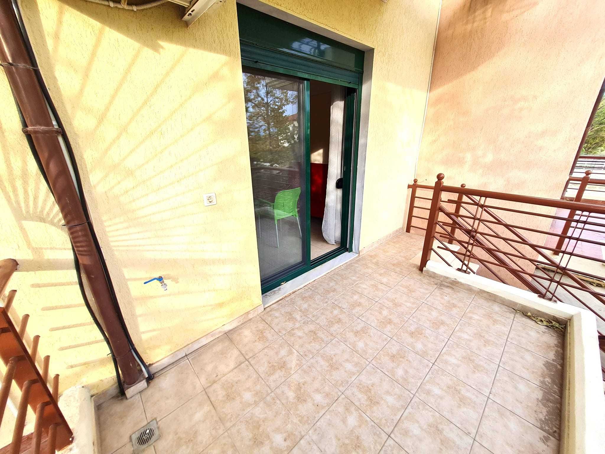 Продава къща - мезонет 90 м2 и двор 120 м2 в Аспровалта, Гърция