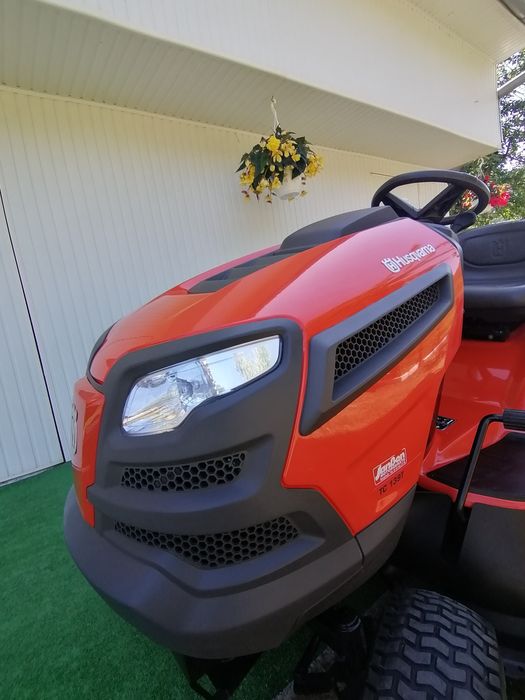 Tractoras tuns iarba husqvarna ct 139 T 18 cp 2 cilindri în V 656 cc.