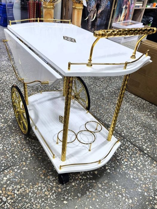 Сервировочный столик в бело-золотом дизайне – стиль и элегантность