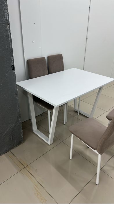 Продам стол с 4 стулями