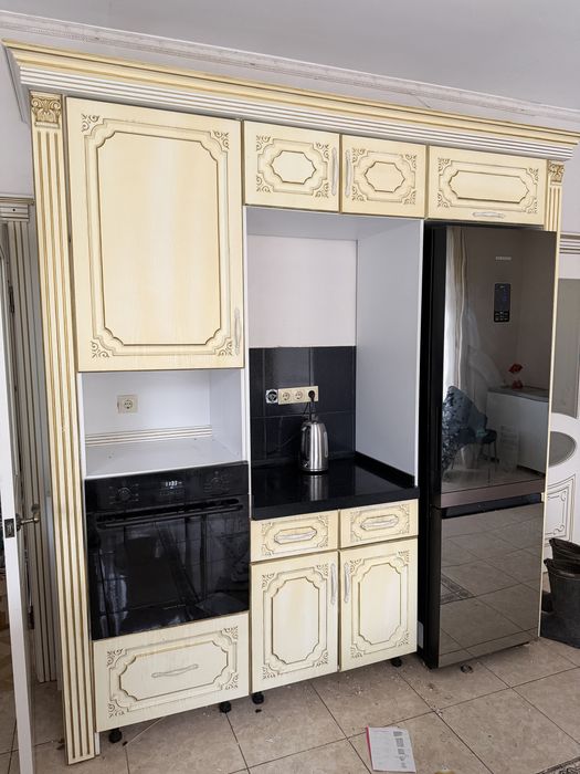 Отдам бесплатно кухню длина 3.9 и 2.3 без техники.