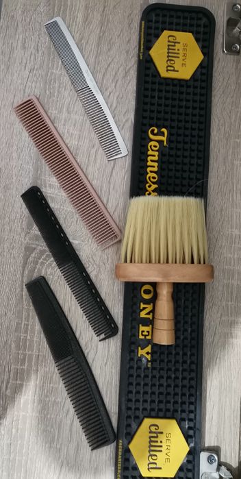 Pieptenii, accesorii si pelerine frizerie diverse modele