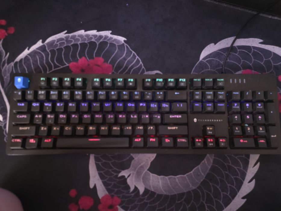 Компьютер в полной сборке с монитором, клавой, ковриком и мышкой