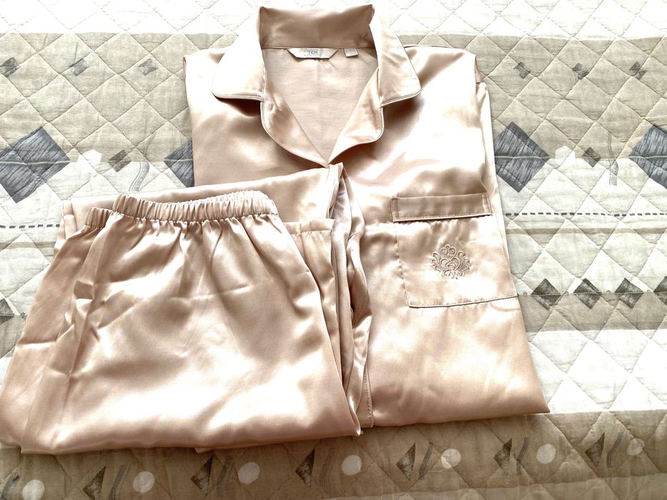 Луксозна дамска сатенена пижама -размер-44/46,цвят капучино