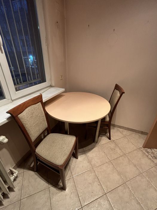 Продава са кухня със маса и 2 стол