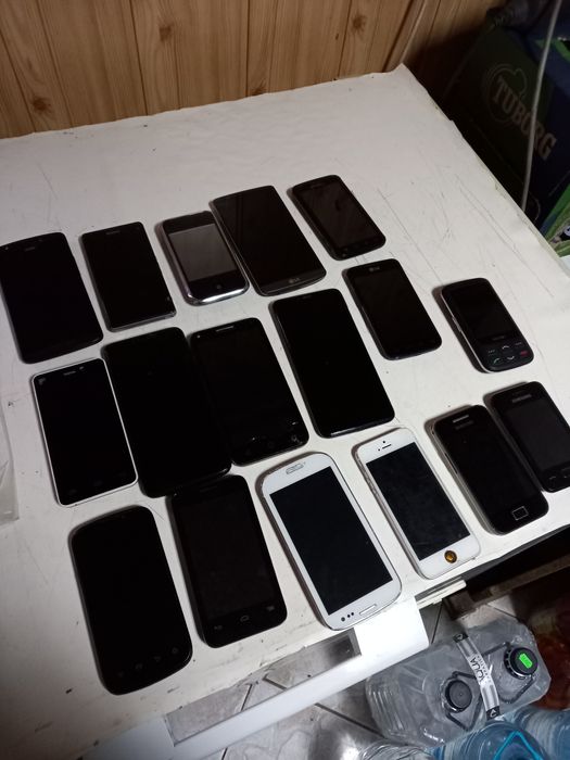 Vând 17 telefoane de Piese, Sony, iPhone, Samsung, Motorola, LG