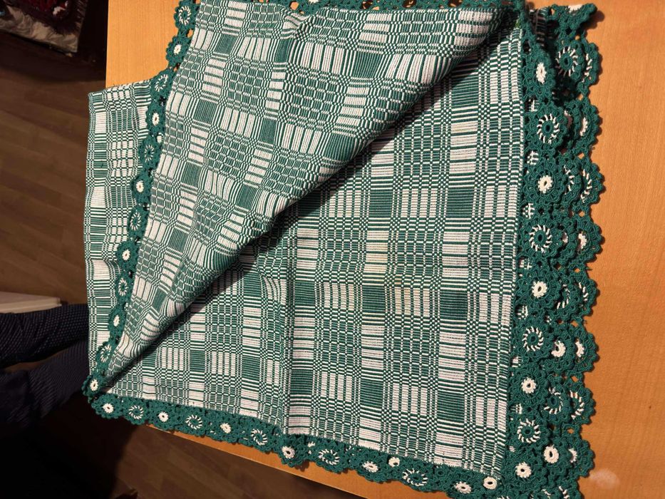 Fete de masa , chindeu si covoare tesute in razboi