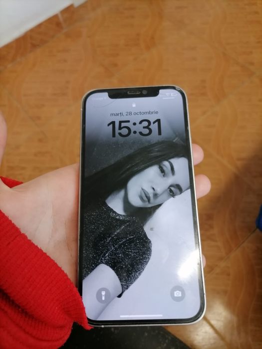 Iphone 12 pro vand ( folia este sparta)