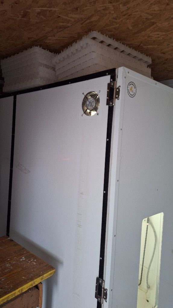 Vând incubator automat 4224 oua