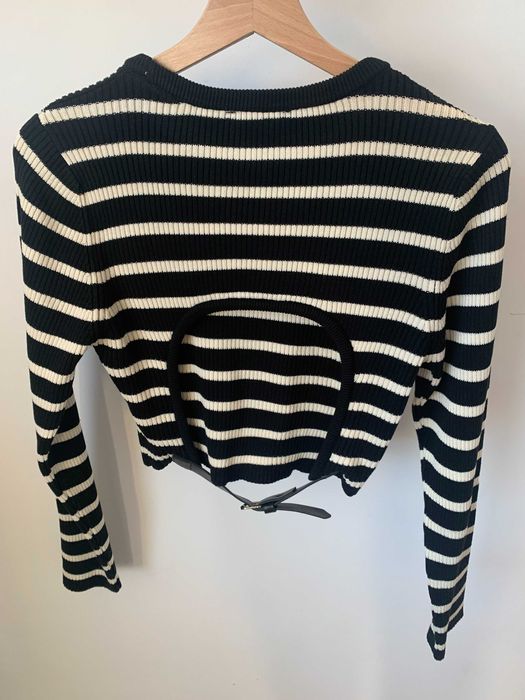 Раирана блуза с ефектен гол гръб с кожен колан