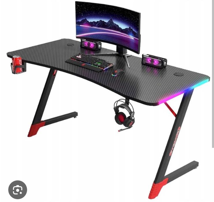 Геймърски компютър с монитор и периферия