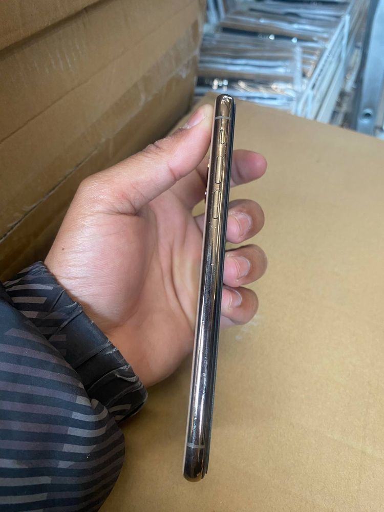 iphone xs gold bez problemi raboti perfektno sus 2 kulufa sas garancia