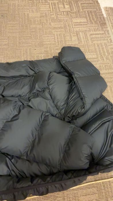 Vand geaca converse noua cu eticheta