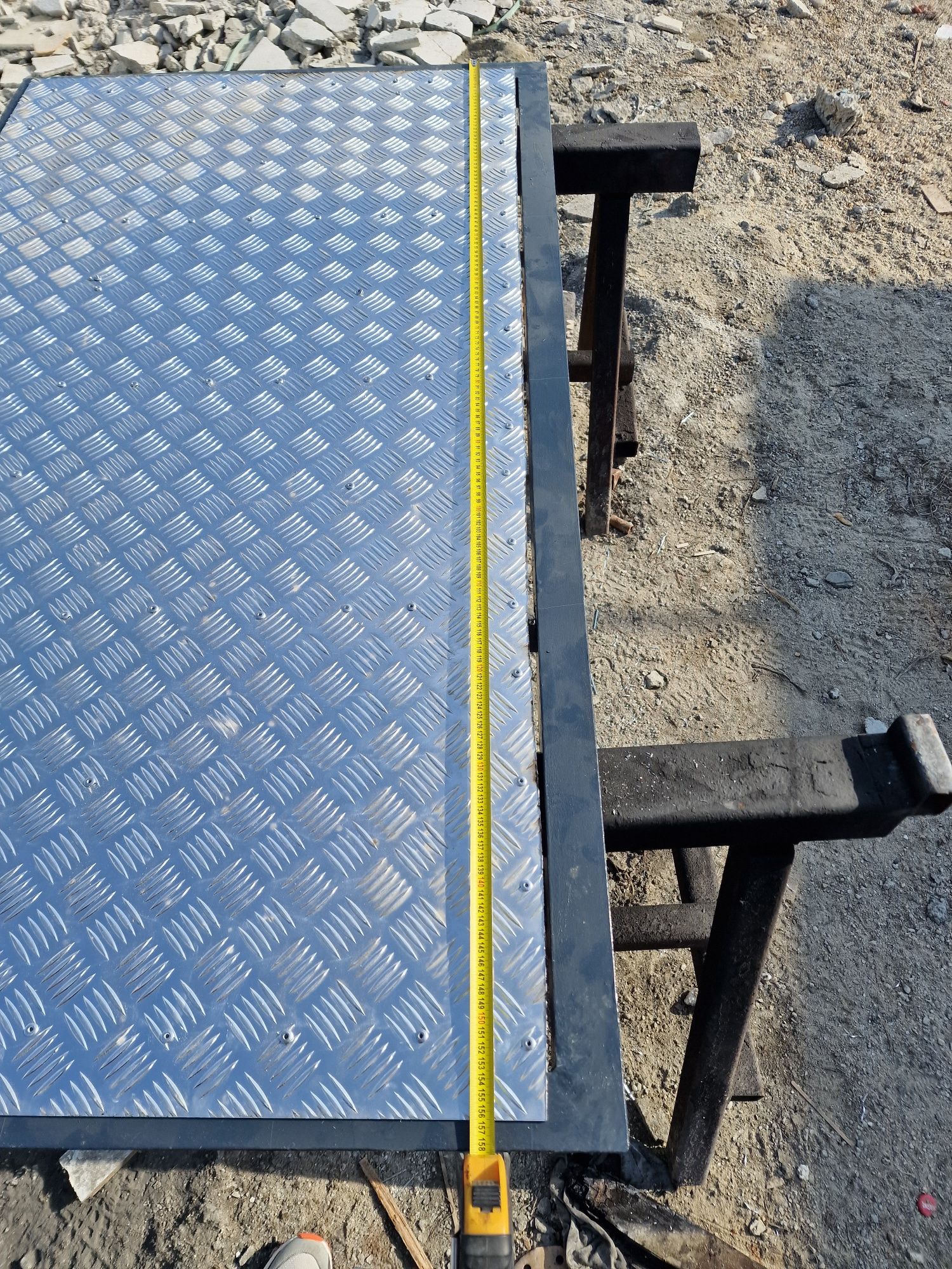 Capac beci metalic , Garduri din beton