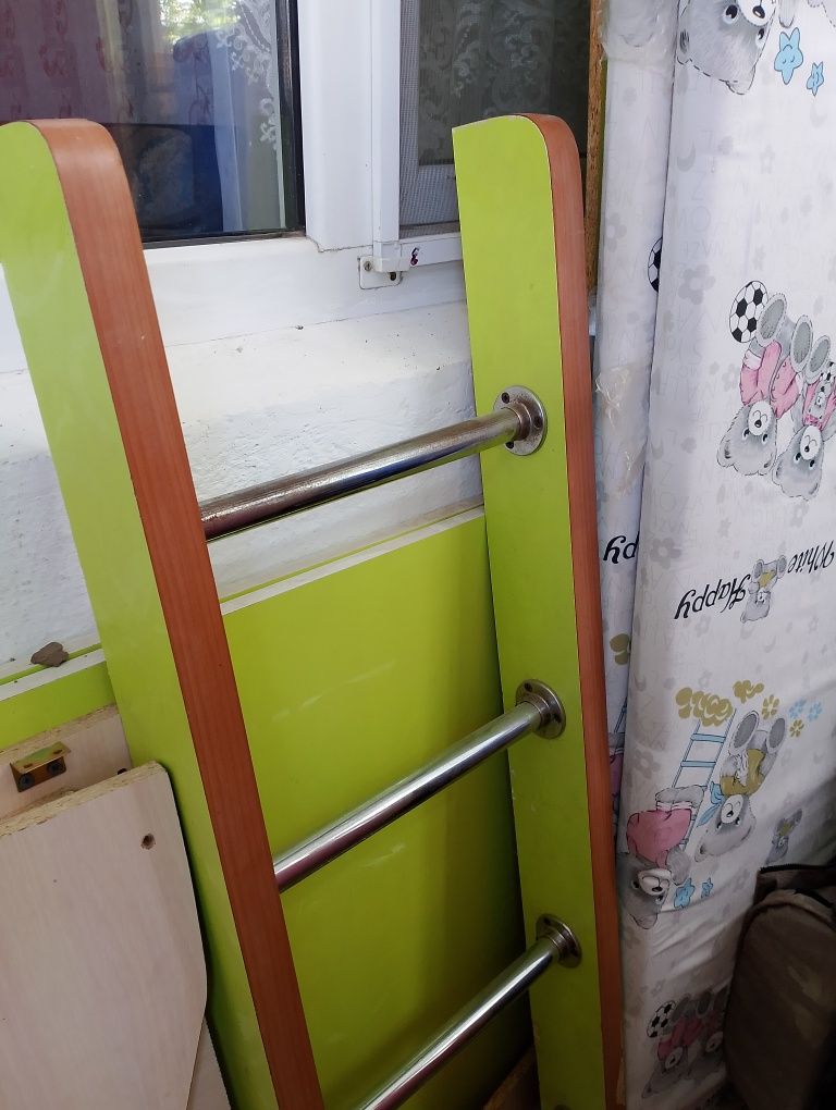 Детский шкаф и двухъярусная кровать