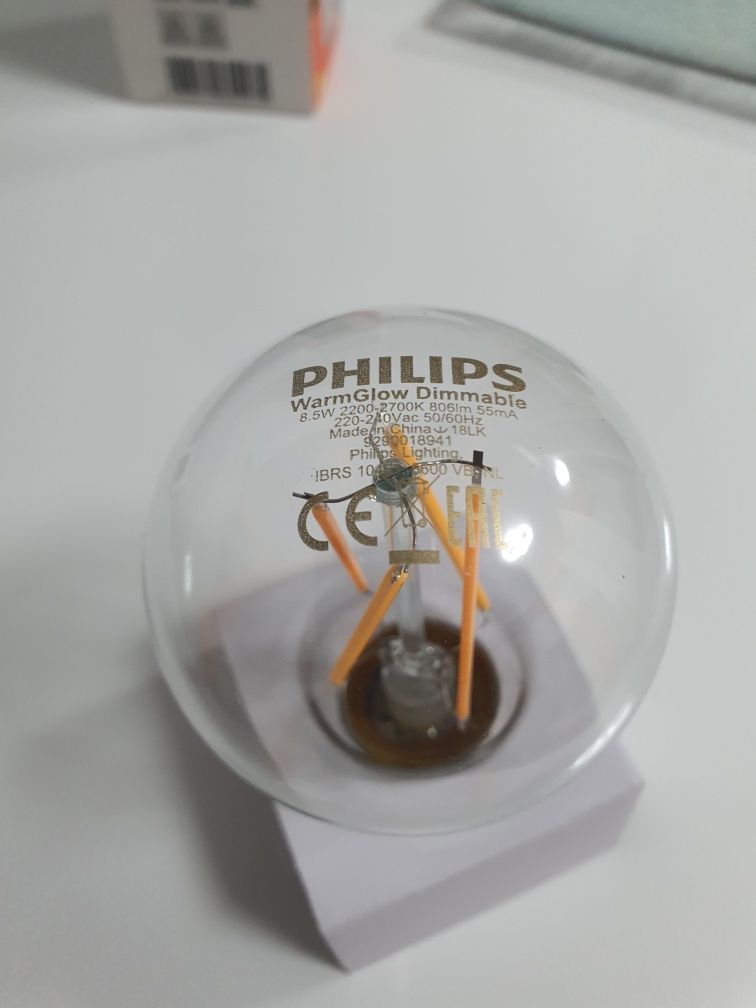 3 x becuri LED Philips cu filament clasic dimabile