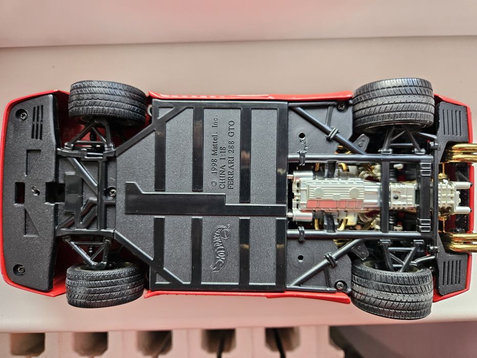 Hotwheels Ferrari 288 gto 1/18