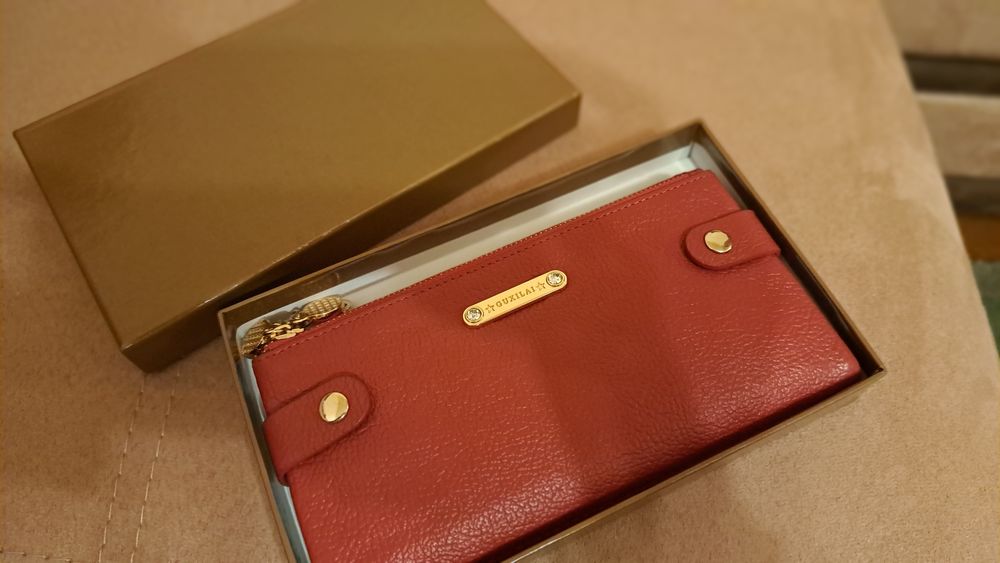 Червен дамски  портфейл