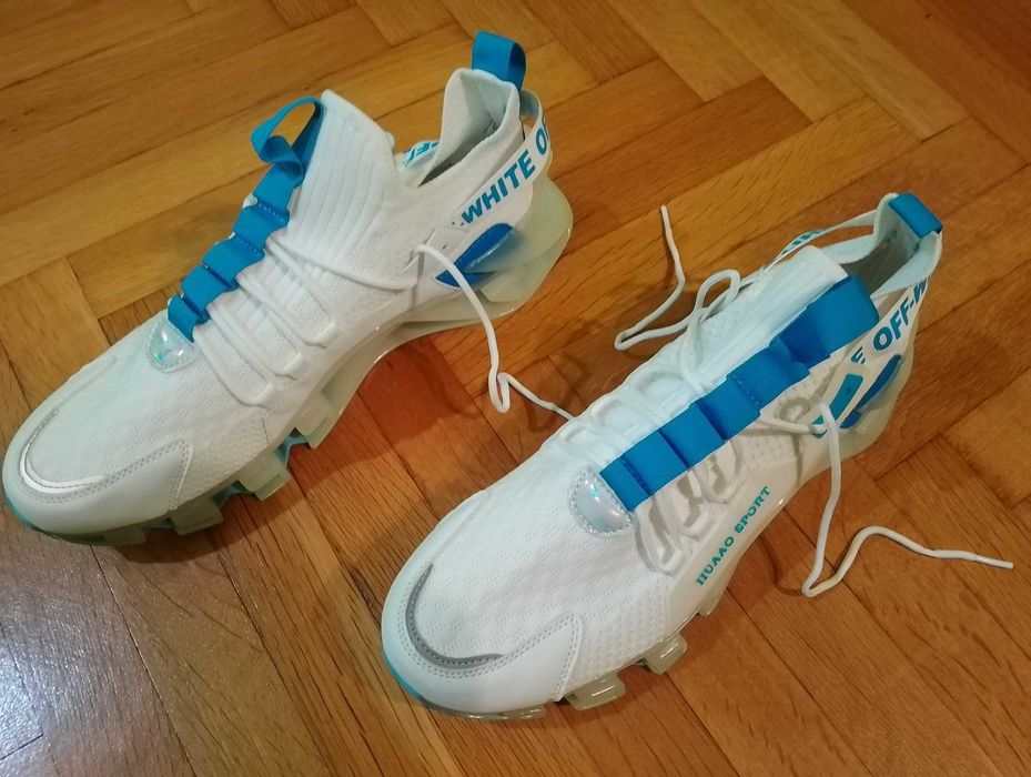 Чисто нови бели маратонки