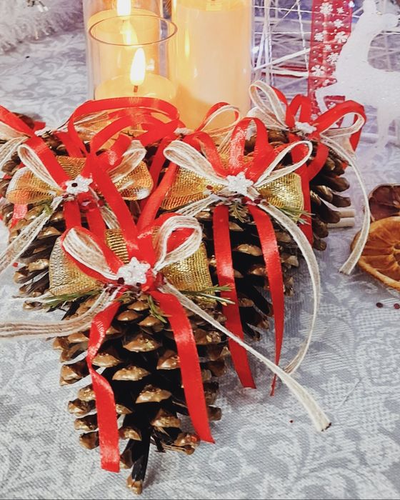 Новогодние украшения из шишек