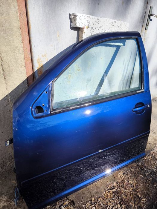 Продавам ляви предна и задна врата ,оборудвани за golf 4 2.3 v5
