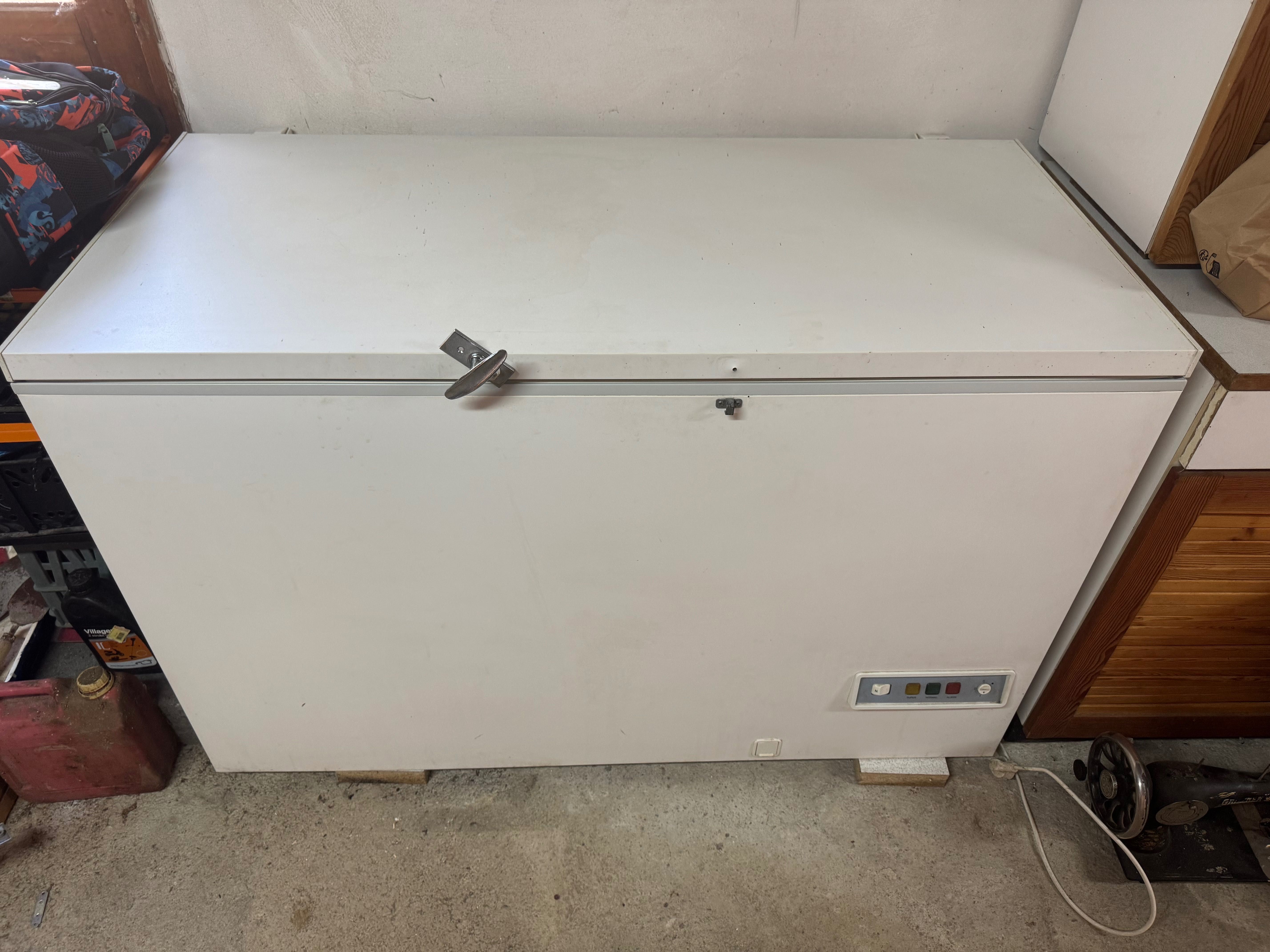 Фризер Indesit 368 литра