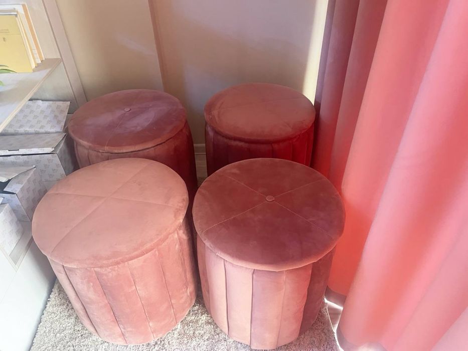 Продаётся диван, в комплекте 4 пуфика + партеры