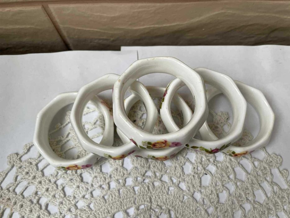 Красиви пръстени от костен порцелан от Англия с рози