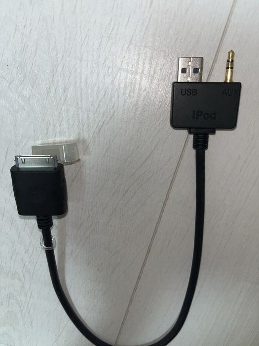 Оригинален Kia USB + AUX кабел за iPod / iPhone (30-pin)