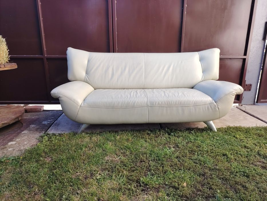 Vănd canapea din piele trei locuri în stare bună în arad oraș săntana