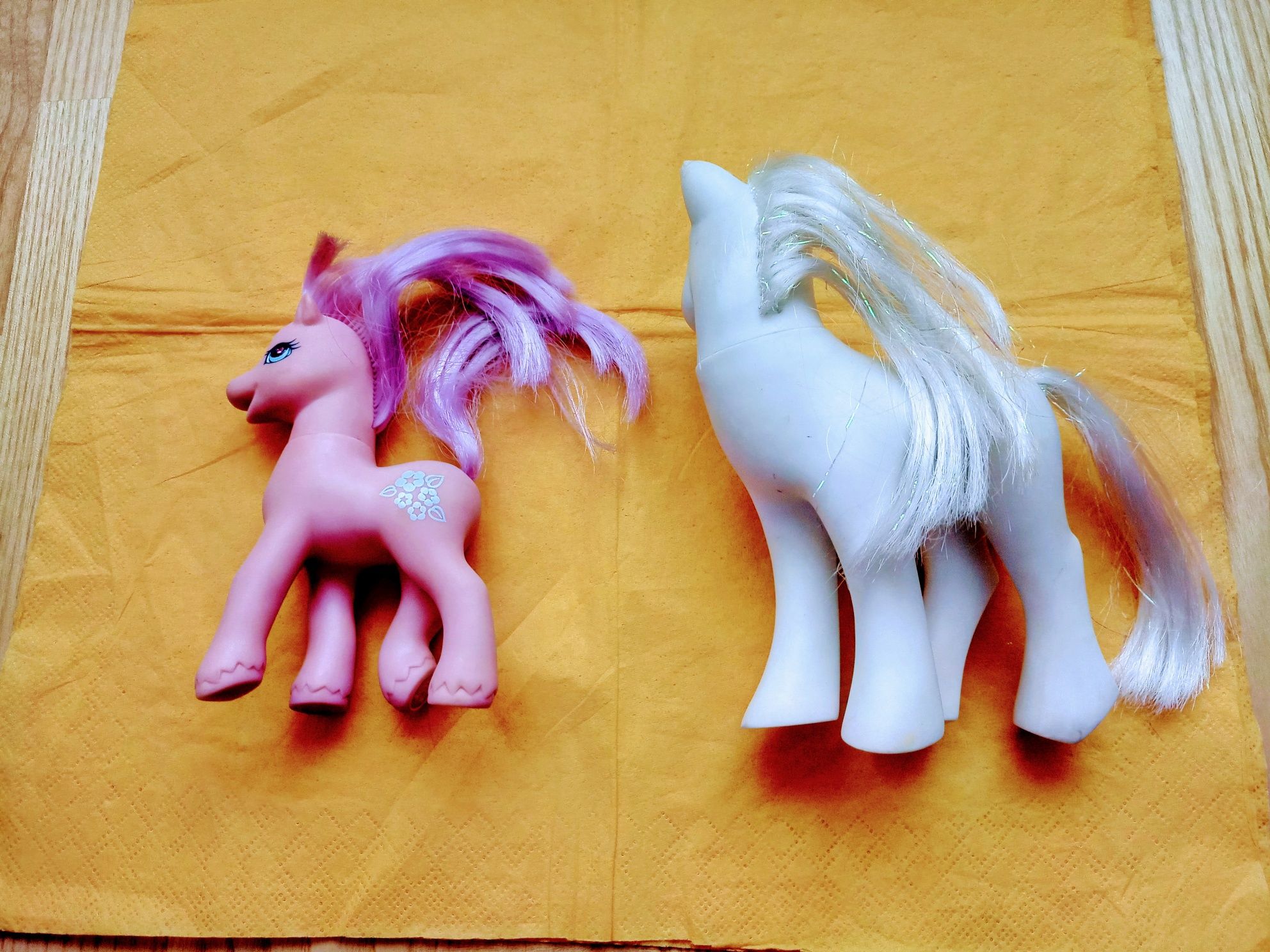 2 caluti- Little pony-Hasbro- 89 cel alb si Hasbro-1997 cel roz.