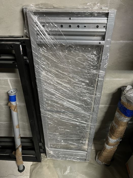 Бюра и маси ( липсват крепежни елементи )