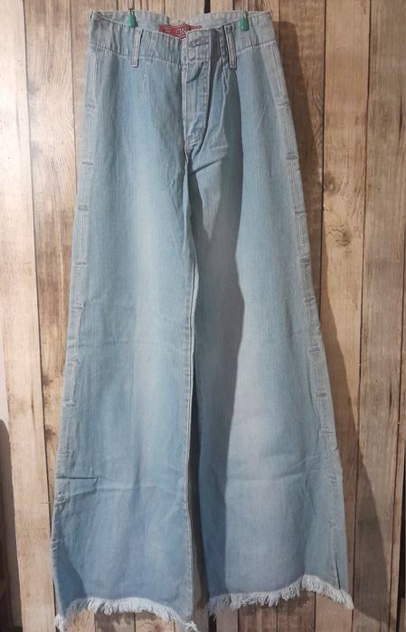 Четири броя дънки - ZARA, H&M, CNN