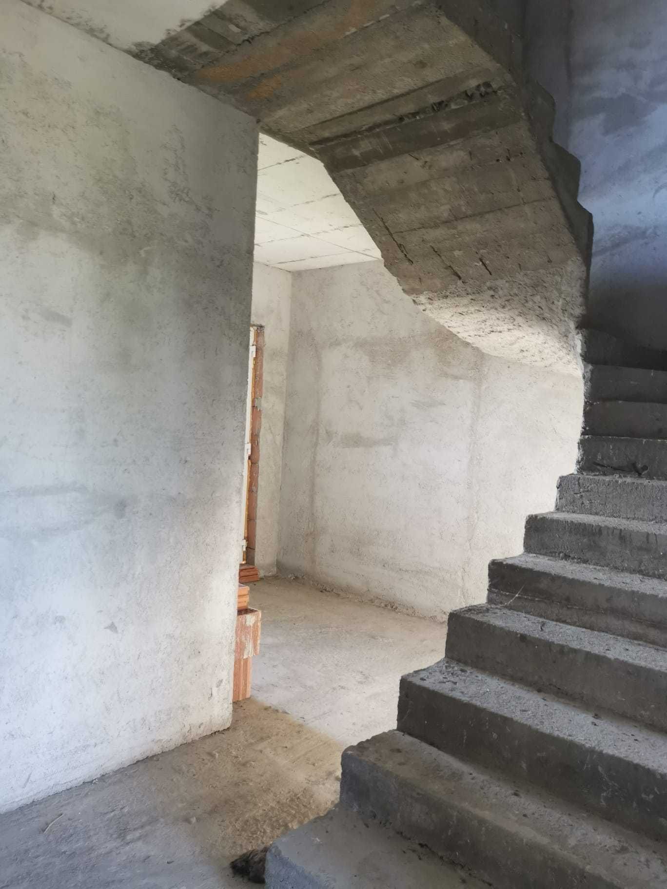 De vanzare casa cu 3 dormitoare, 173 mp, 10 arii de teren, Decebal.