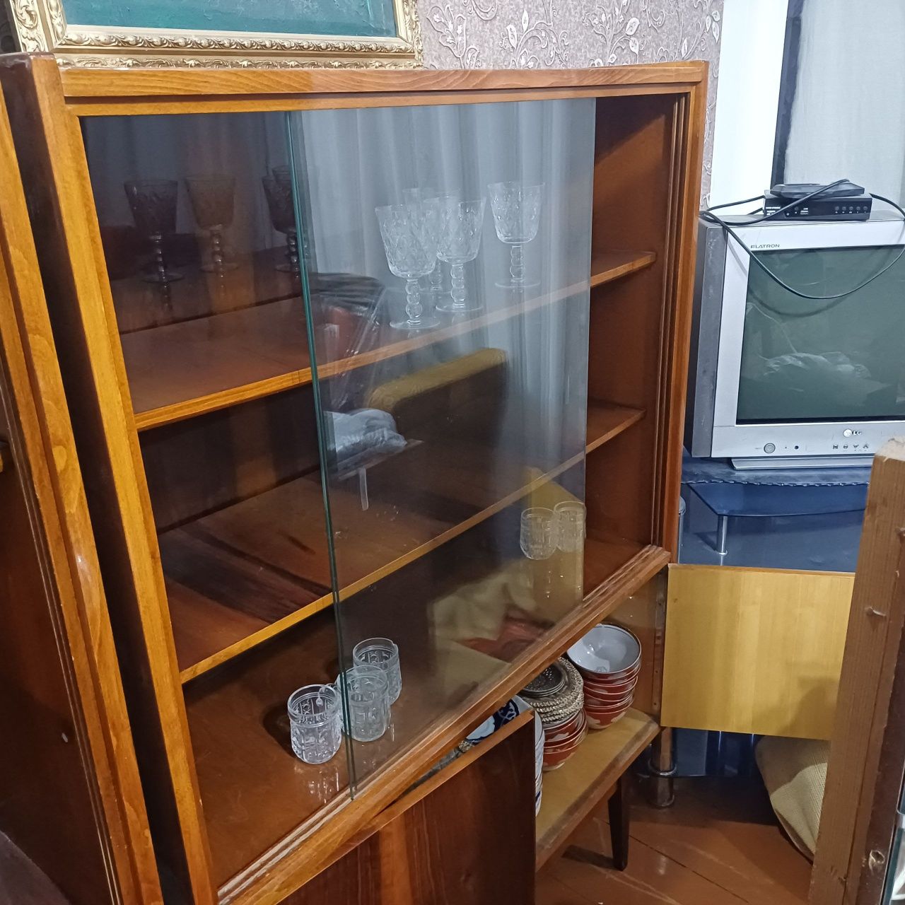 Сервант Б/У продаётся