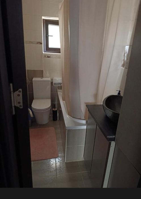 Inchiriez apartament 3 camere ,centru