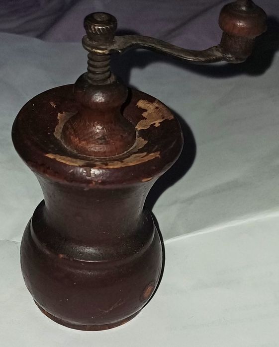 Rasnita veche mica condimente funcționala H: 9,50 cm / decor folosința