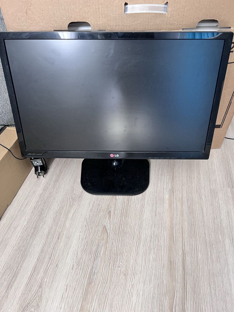 Монитор LG  24 диагональ