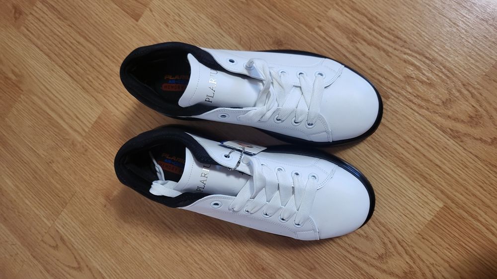 Adidasi noi cu eticheta