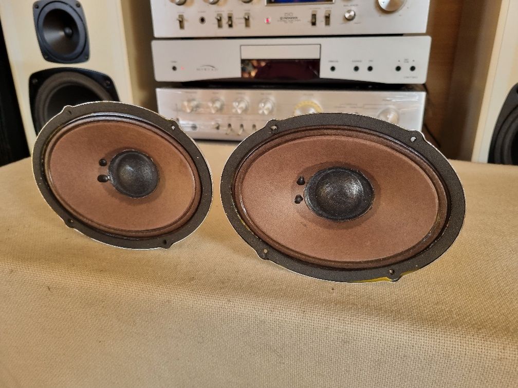 Set Difuzoare Difuzoare Medii Grundig .4 ohms, 6 watts, 17,5x12,7 cm.