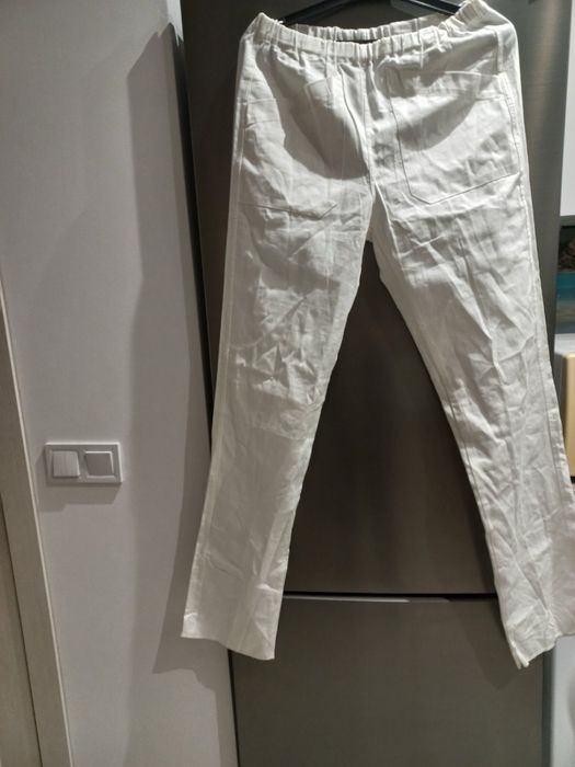 Бели работни дрехи